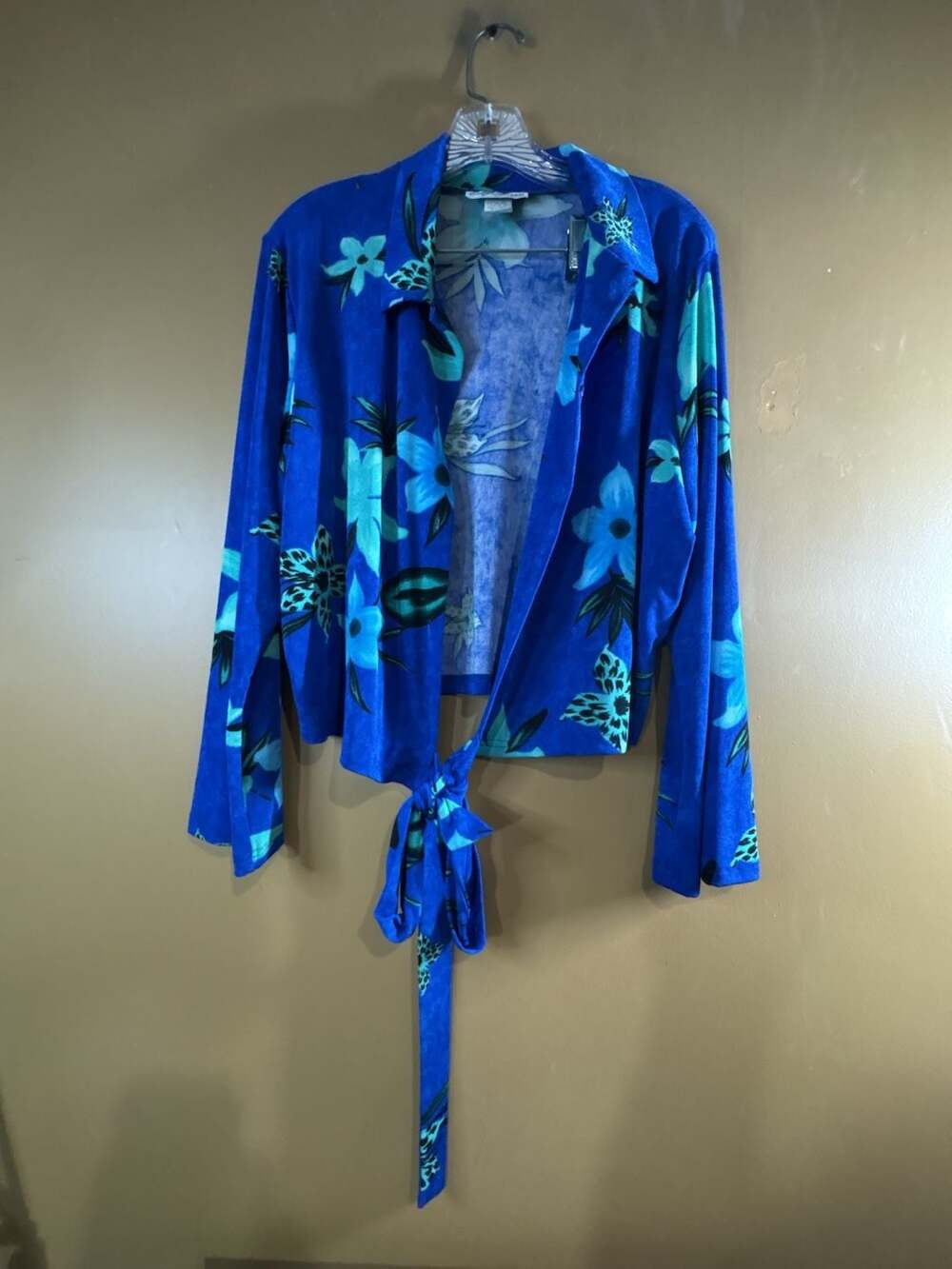HC1115 Carolyn Strauss Collection VGT Blue Floral Velour Tie Front Blouse  1X